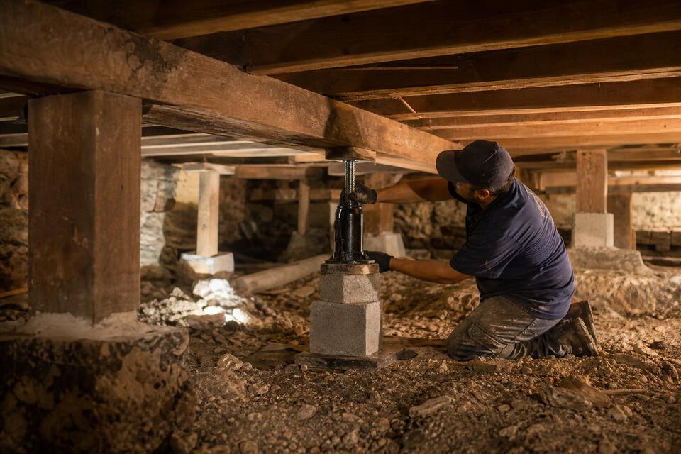 House leveling crew releveling a pier and beam floor in San Antonio